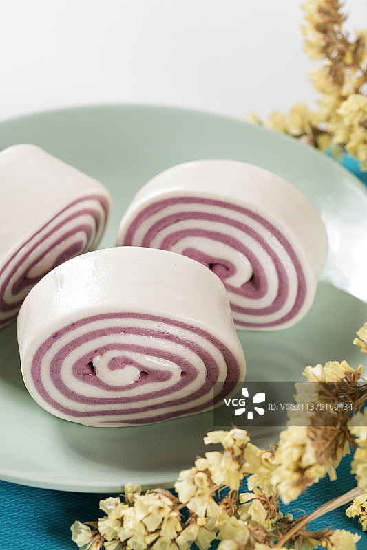 一盘紫米花卷特写图片素材