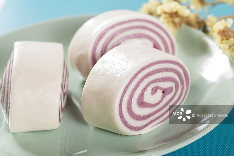 一盘紫米花卷特写图片素材