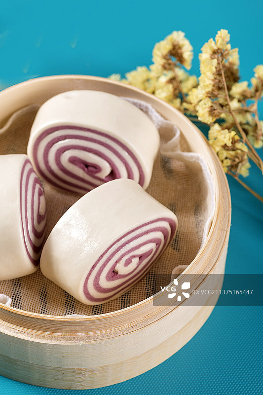 一盘紫米花卷特写图片素材