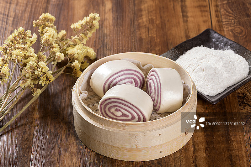 一盘紫米花卷特写图片素材