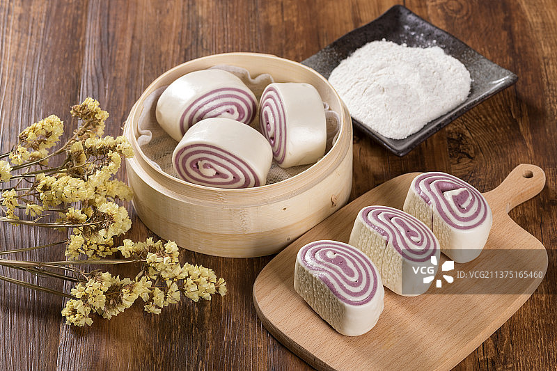 一盘紫米花卷特写图片素材