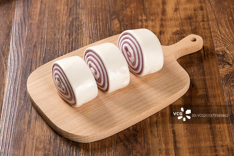 一盘紫米花卷特写图片素材