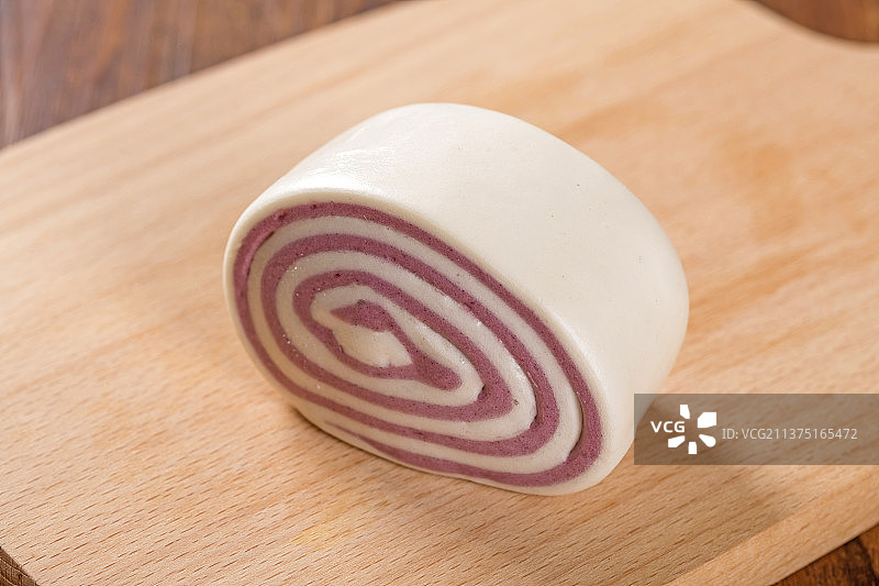 一盘紫米花卷特写图片素材