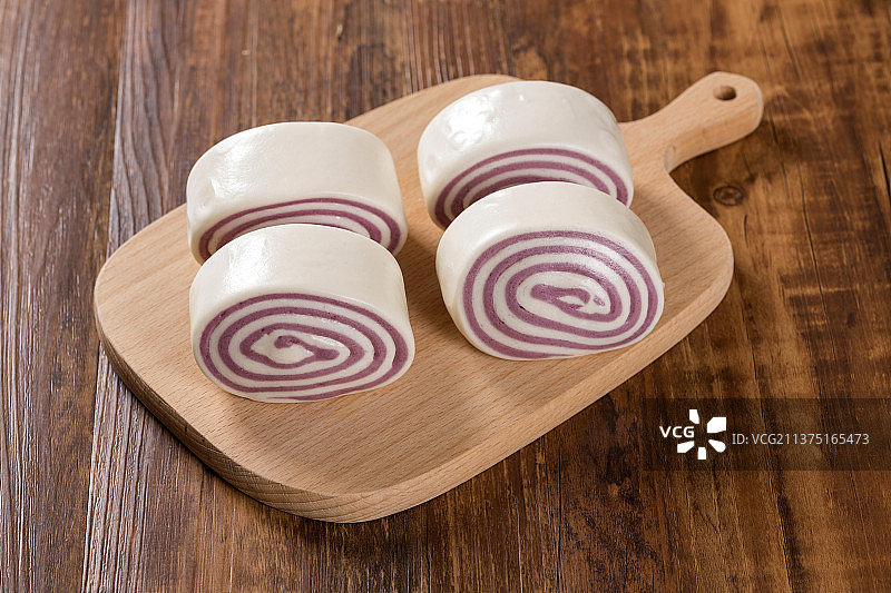 一盘紫米花卷特写图片素材