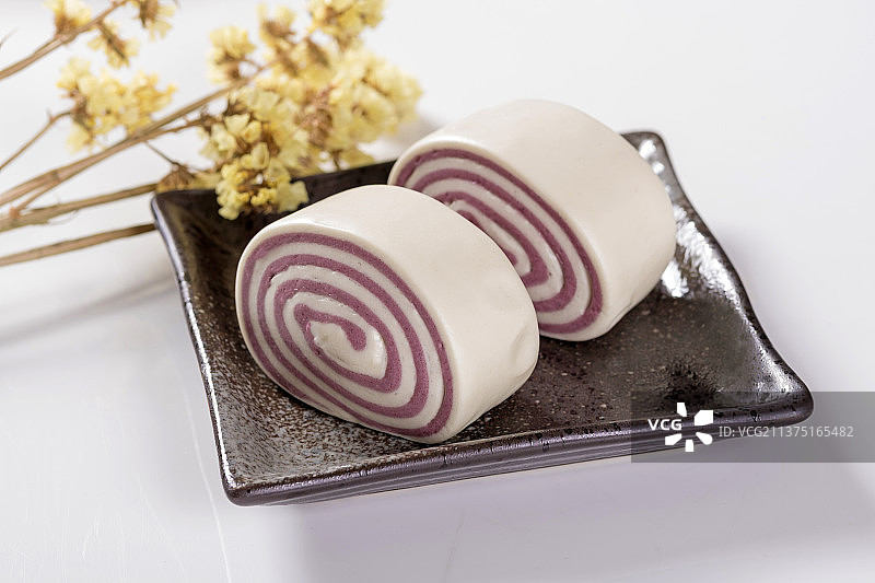 一盘紫米花卷特写图片素材