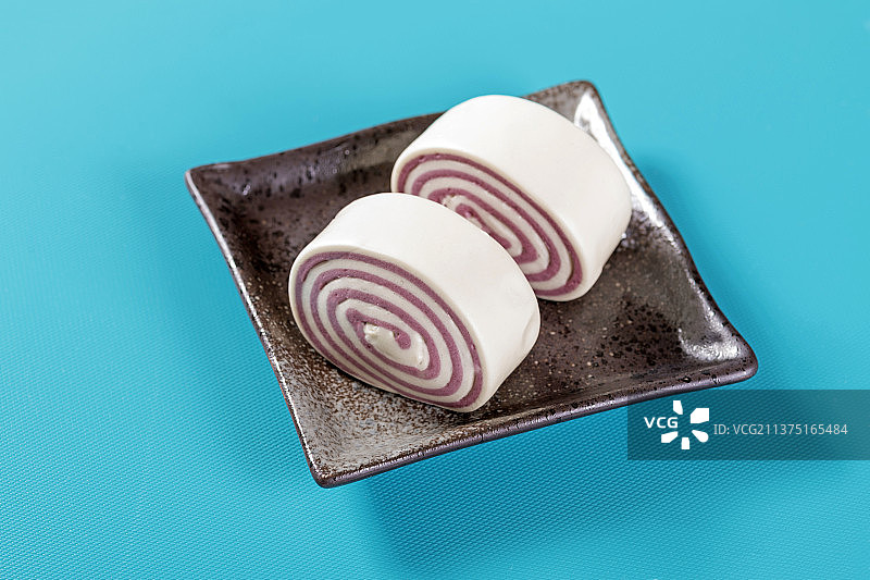 一盘紫米花卷特写图片素材