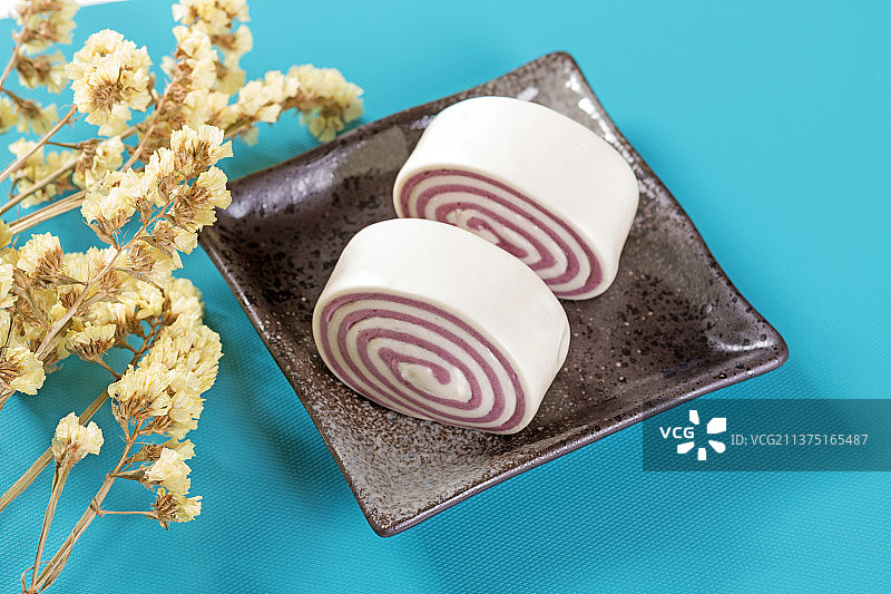 一盘紫米花卷特写图片素材