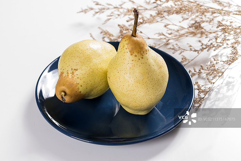 水果梨摆放在桌面上特写图片素材