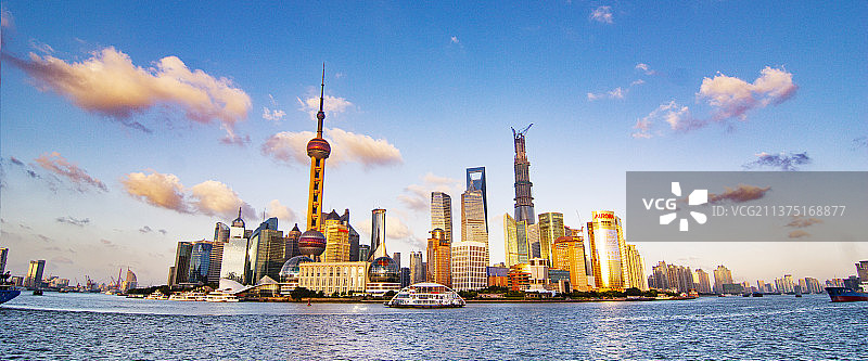 夕阳下看到的外滩对面图片素材
