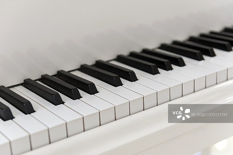 一架白色钢琴琴键特写图片素材
