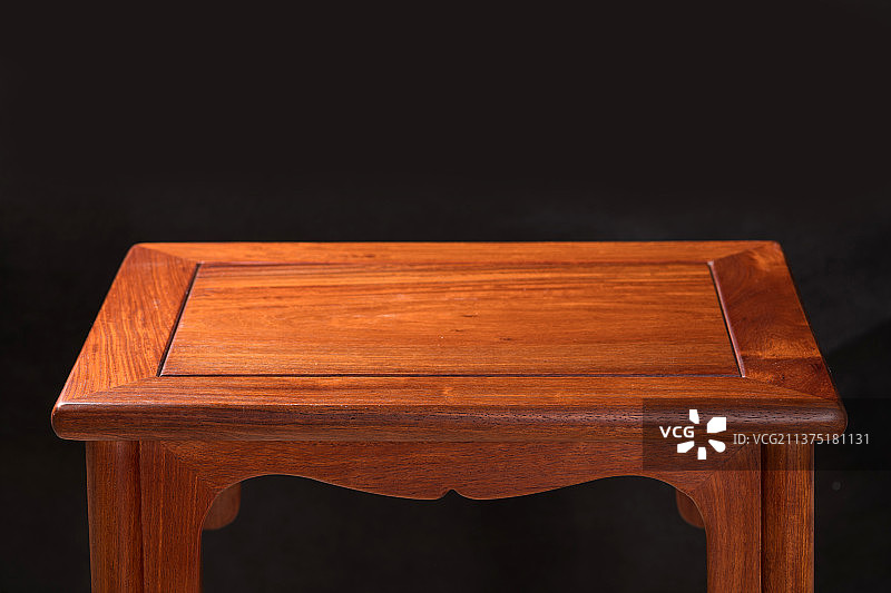 红木茶几特写黑色背景图片素材