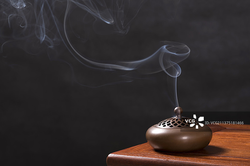 紫铜香炉摆放在红木茶几上特写图片素材