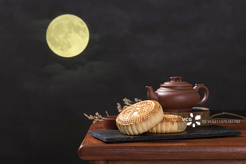 中秋节月饼与茶具特写木桌面背景图片素材