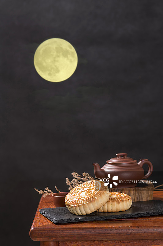 中秋节月饼与茶具特写木桌面背景图片素材