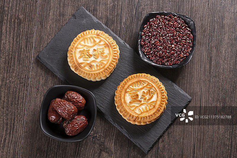 中秋节月饼与茶具特写木桌面背景图片素材