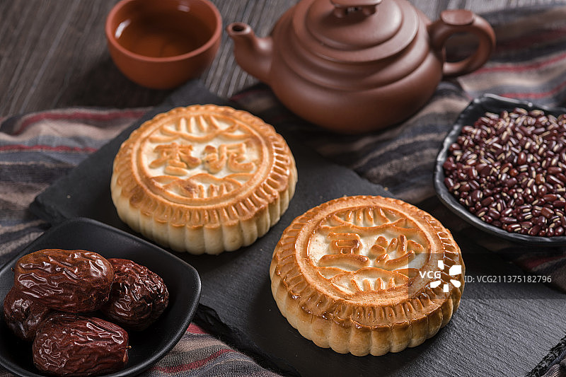 中秋节月饼与茶具特写木桌面背景图片素材