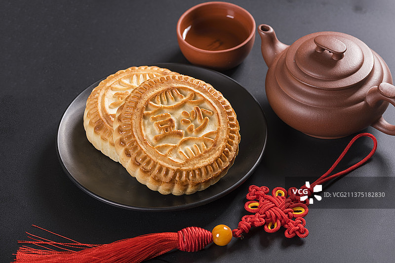 中秋节月饼与茶具特写木桌面背景图片素材