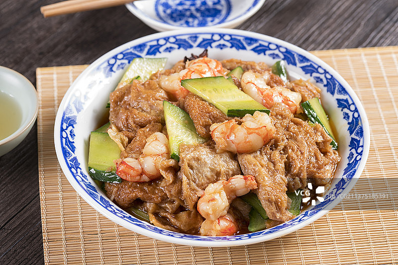 一盘传统家常菜虾仁独面筋特写图片素材