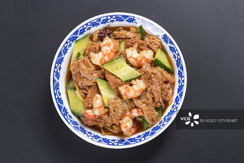 一盘传统家常菜虾仁独面筋特写图片素材