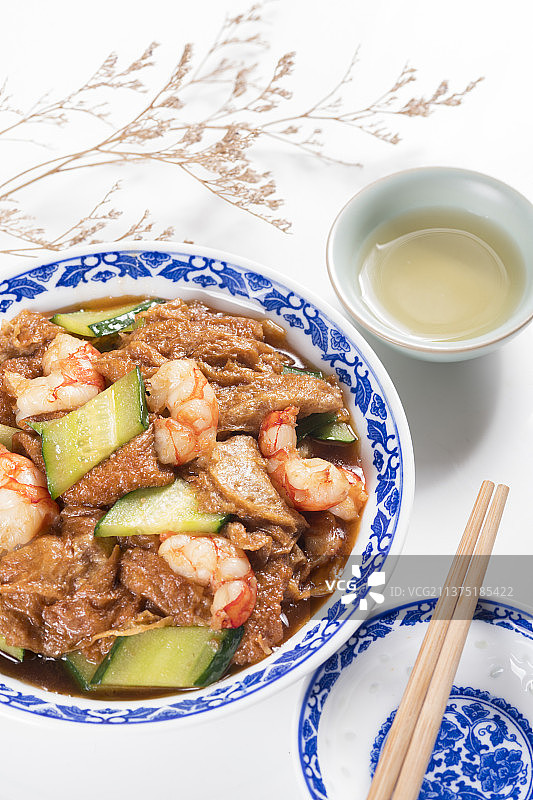 一盘传统家常菜虾仁独面筋特写图片素材