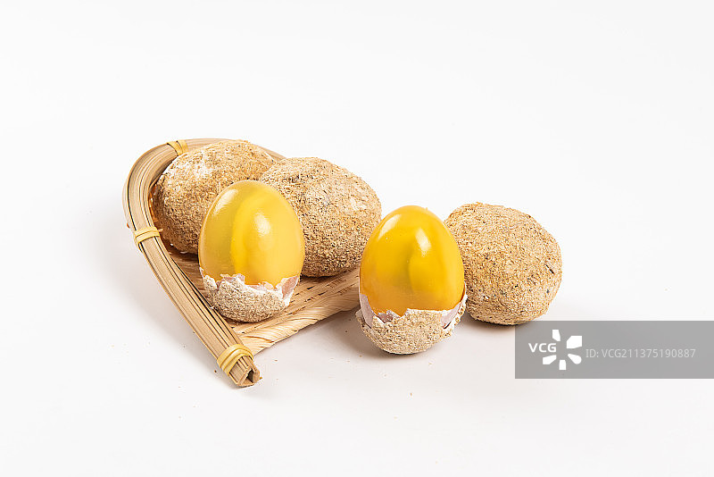 白色背景上的皮蛋变蛋图片素材