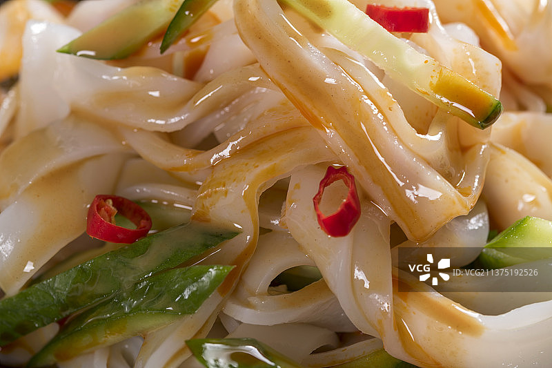 一盘拌凉皮与茶水摆放在桌面上图片素材