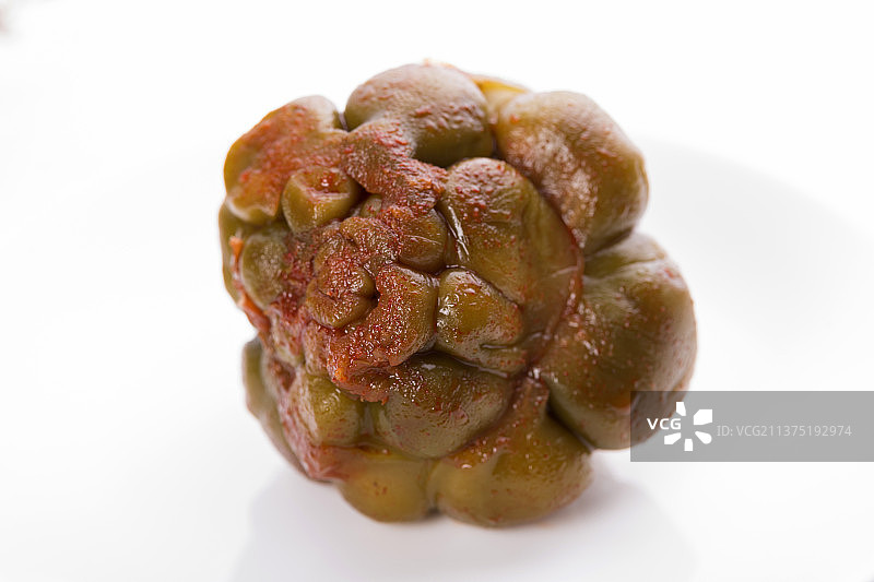 一盘榨菜摆放在木桌面上特写图片素材