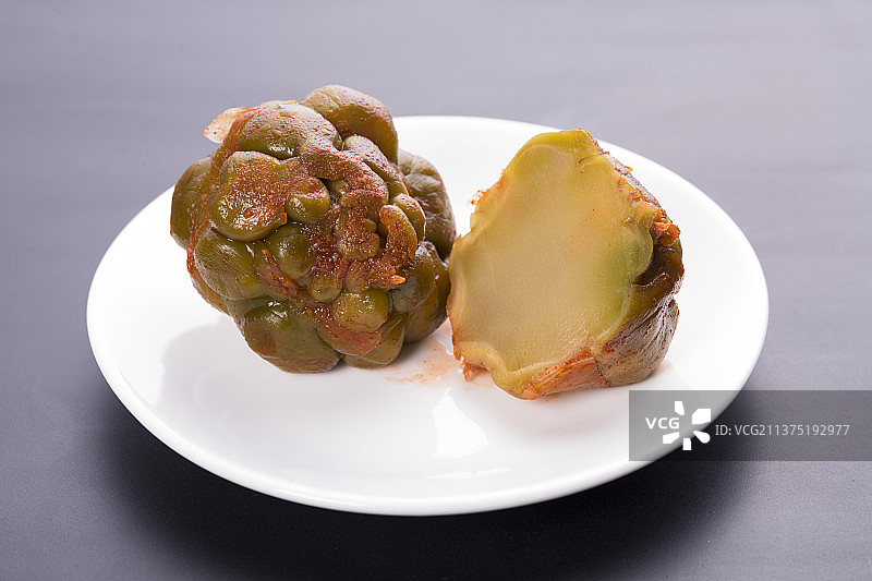 一盘榨菜摆放在木桌面上特写图片素材