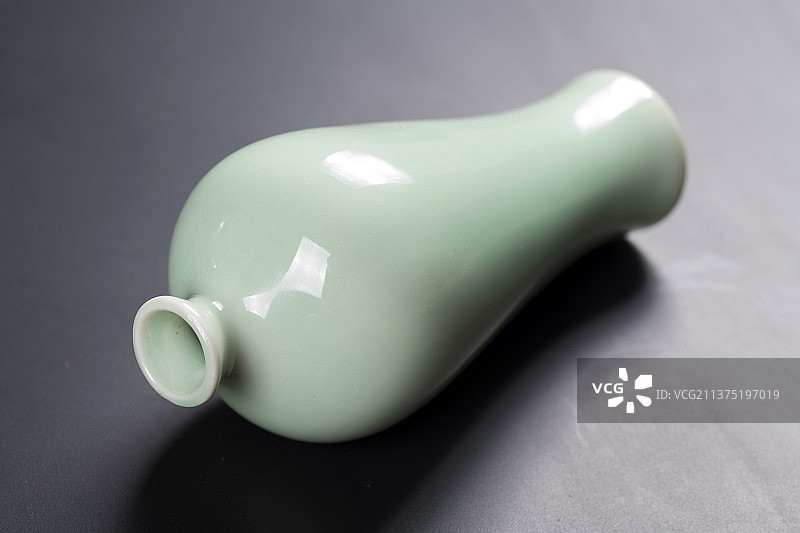 摆放在黑色背景上的梅瓶特写图片素材