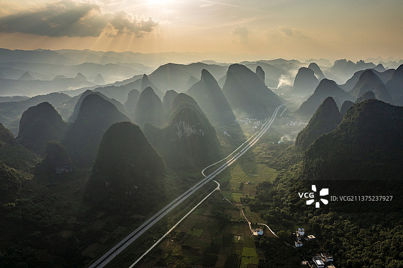 夕阳下的桂林阳朔高速公路航拍图片素材