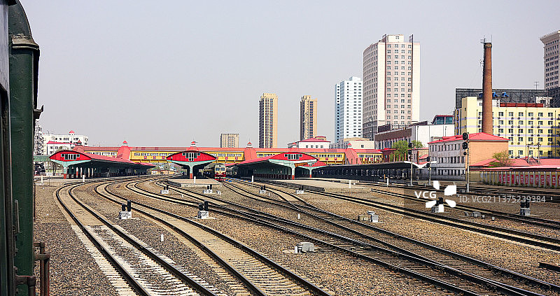 客运列车进入改造前的牡丹江站图片素材