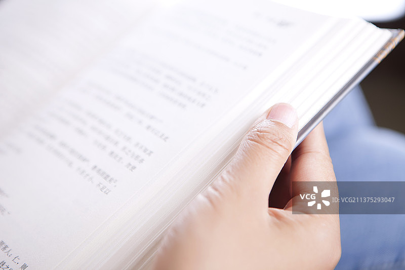 翻开的书特写图片素材