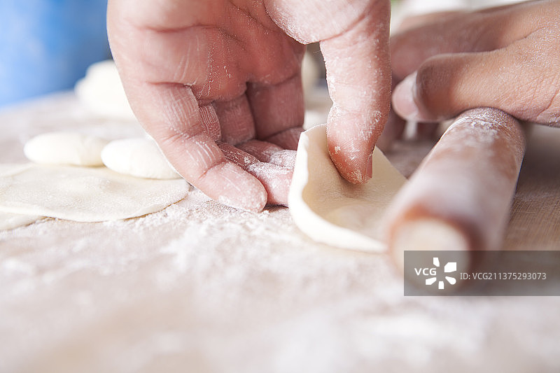 擀饺子皮图片素材