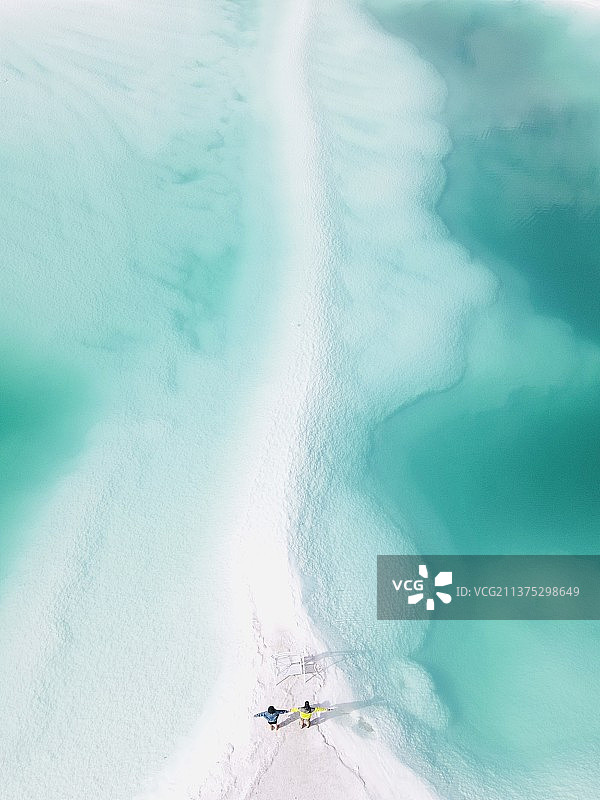 海滩上的人的高角度视角图片素材