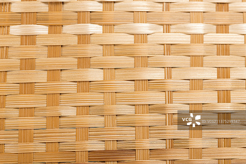 一把竹编扇摆放在木桌面上图片素材