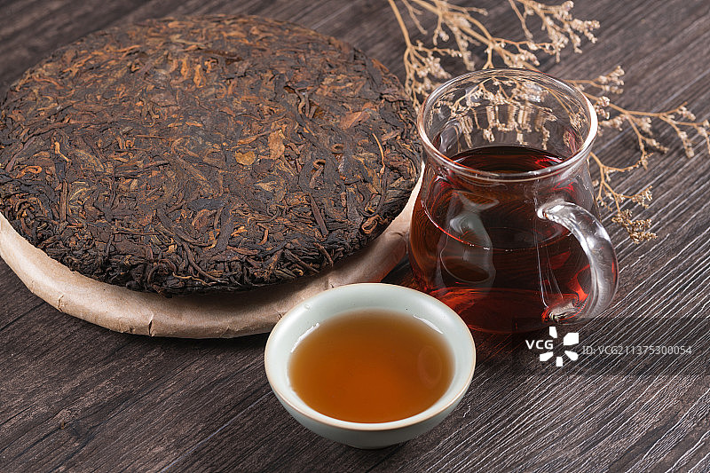 普洱茶与紫砂茶壶茶杯茶水特写图片素材