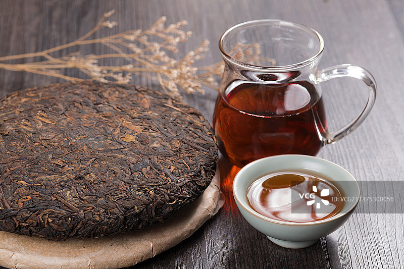 普洱茶与紫砂茶壶茶杯茶水特写图片素材