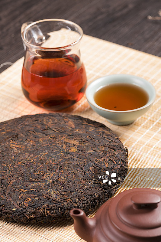 普洱茶与紫砂茶壶茶杯茶水特写图片素材