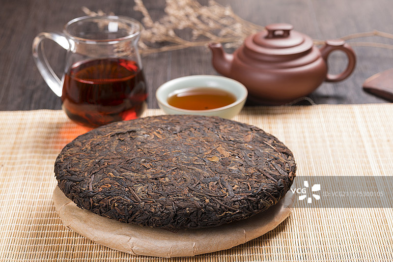 普洱茶与紫砂茶壶茶杯茶水特写图片素材