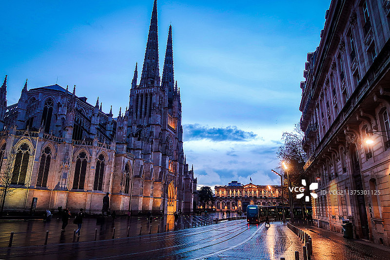 法国波尔多市政厅广场黄昏夜景图片素材