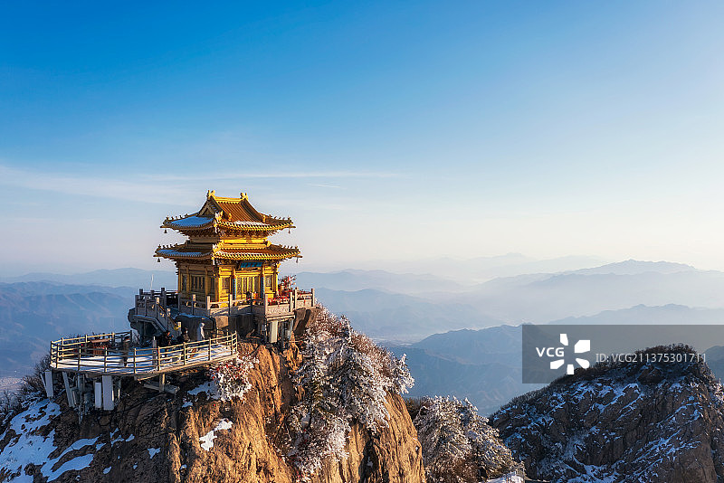 河南省洛阳栾川老君山金顶道观群玉皇顶冬季雪景户外航拍图片素材