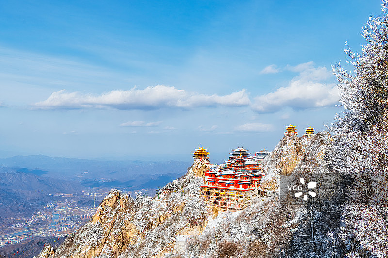 河南洛阳栾川老君山金顶道观群与栾川县城冬季户外风光高视角图片素材
