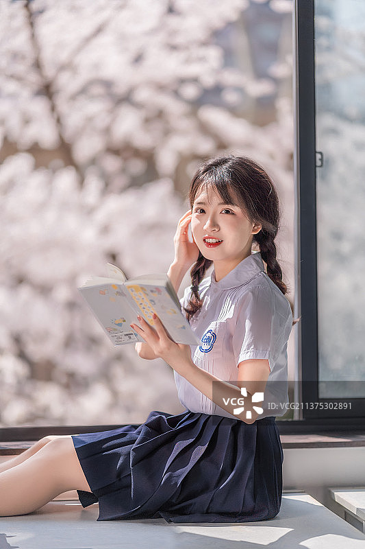 穿校服的青春可爱校园樱花教室女孩图片素材