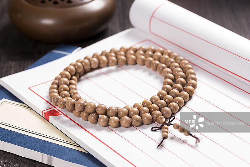 佛珠手串摆放在木桌面上特写图片素材