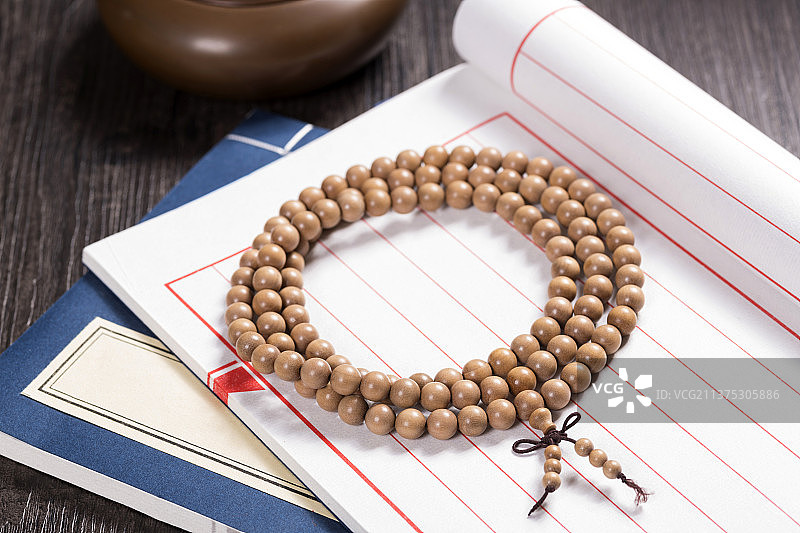 佛珠手串摆放在木桌面上特写图片素材