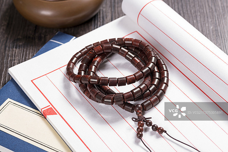 佛珠手串摆放在木桌面上特写图片素材