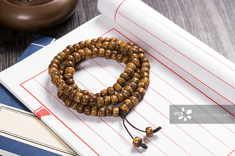 佛珠手串摆放在木桌面上特写图片素材