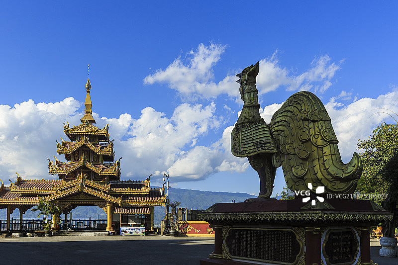 勐焕大金塔——云南省 德宏州   芒市   雷牙让山顶图片素材