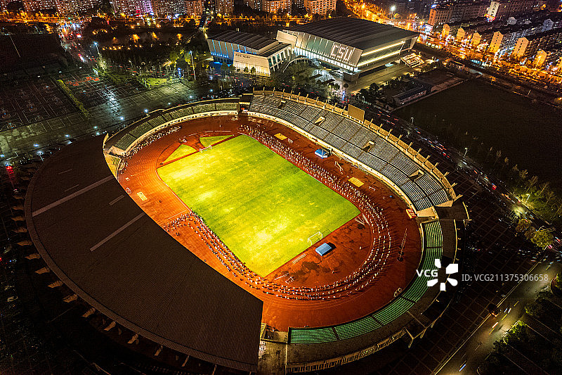 中南大学新校区体育场夜景航拍图片素材