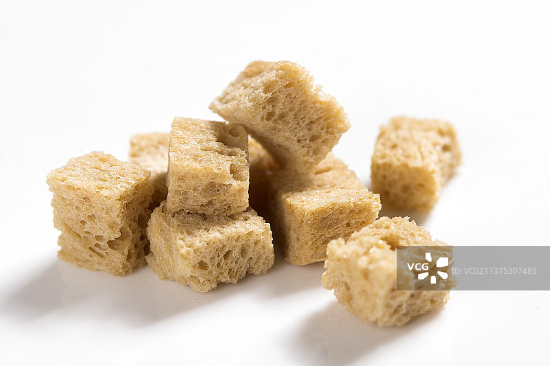 一盘烤麸摆放在桌面上特写图片素材